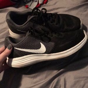 gently worn nike tennis shoes